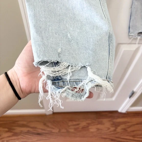 Abercrombie & Fitch The Mom High Rise Distressed Light Wash Jeans Size 10s - Picture 8 of 9